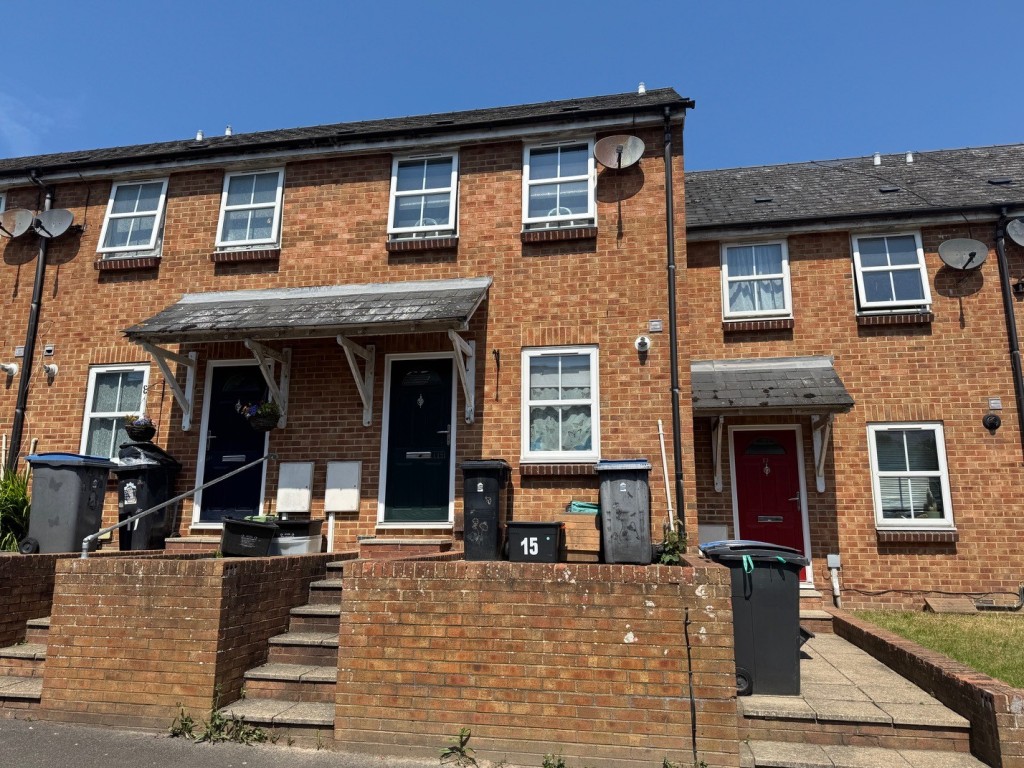 Lot: 98 - MODERN FREEHOLD TWO-BEDROOM TERRACE HOUSE FOR INVESTMENT - Front of property